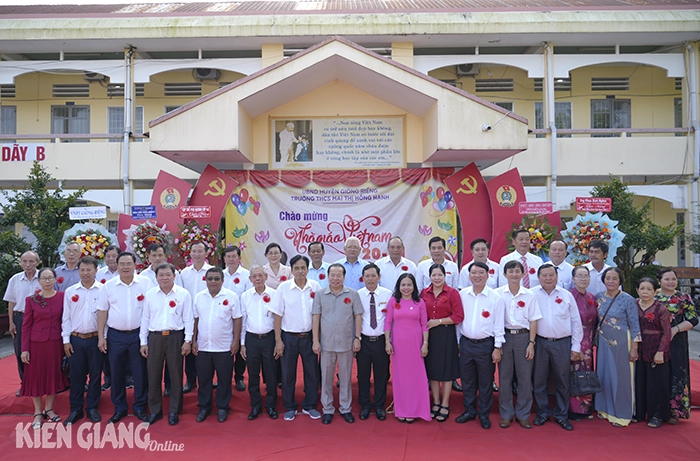 Thường trực Tỉnh ủy Kiên Giang thăm, chúc mừng các trường học ở huyện Giồng Riềng